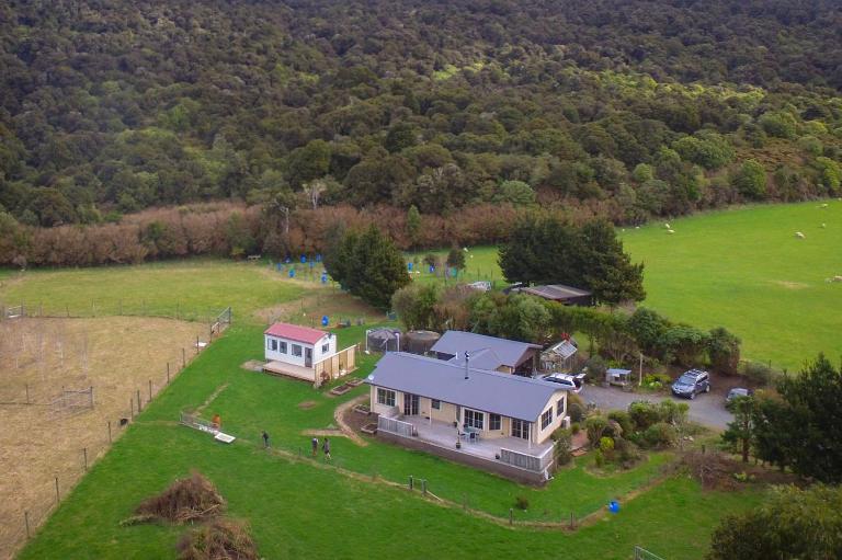 Tram Track Cosy Cabin Reserve - B&B Papatowai