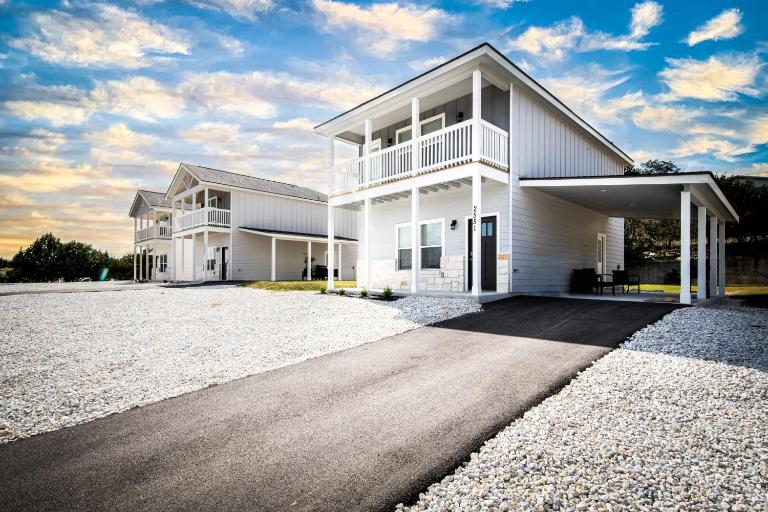 Lakeshore Retreat - B&B Canyon Lake