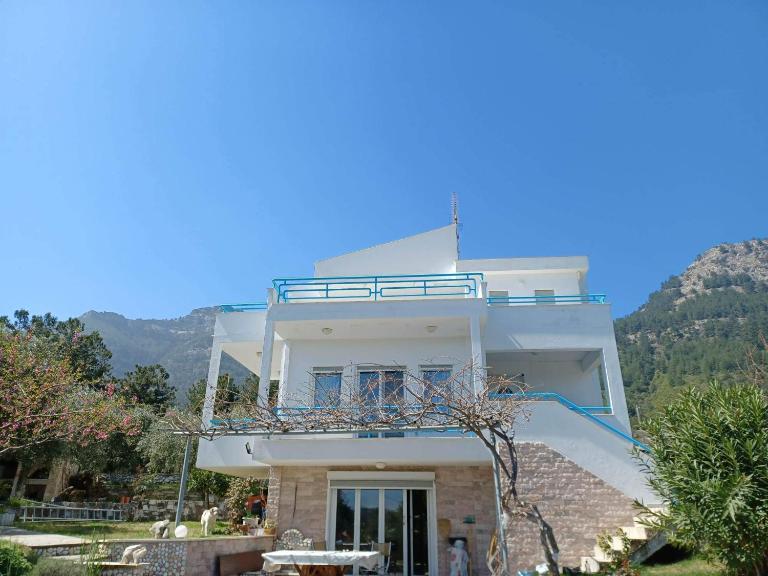 Gaby's Villa - Bed and Breakfast Koínyra