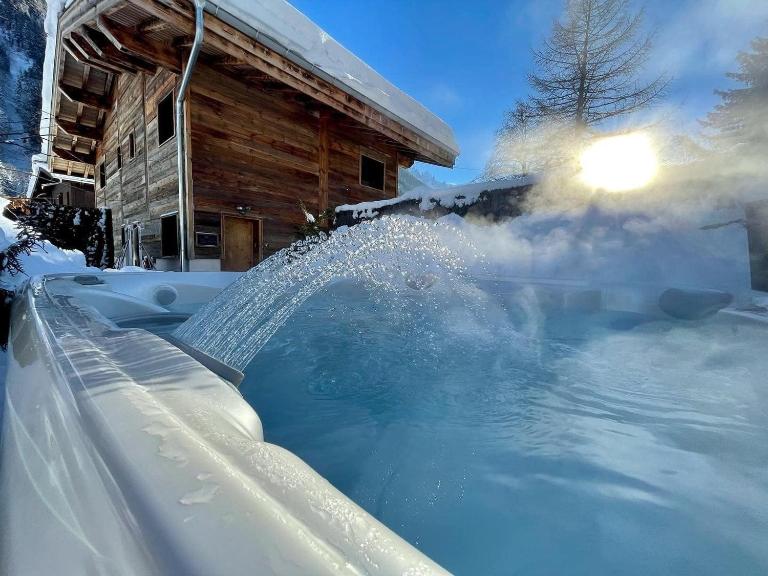 Chalet le petit Nicolas, jacuzzi, vue Mont Blanc - B&B Chamonix-Mont-Blanc