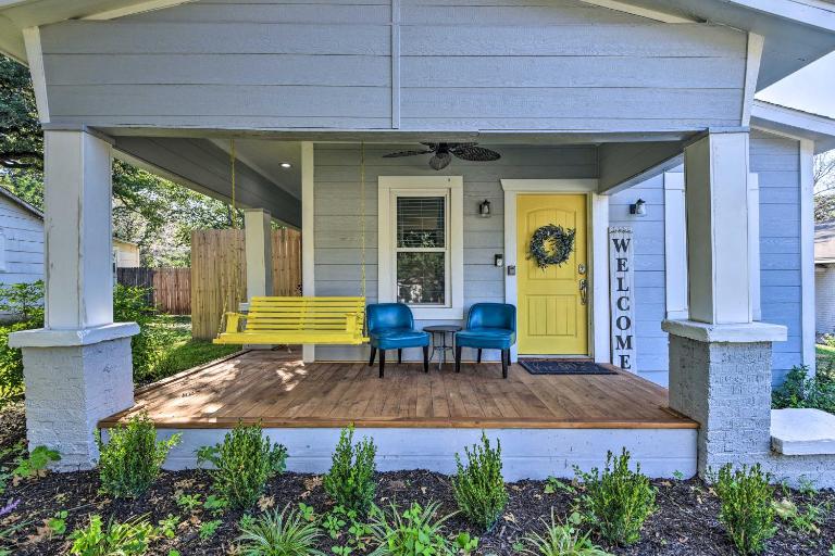 1 Mi to UTA: Arlington Elm Cottage w/ Fenced Yard - B&B Arlington