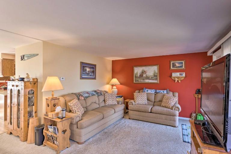 Lakefront Ludington Retreat w/ Kayaks & Fire Pit! - B&B Ludington
