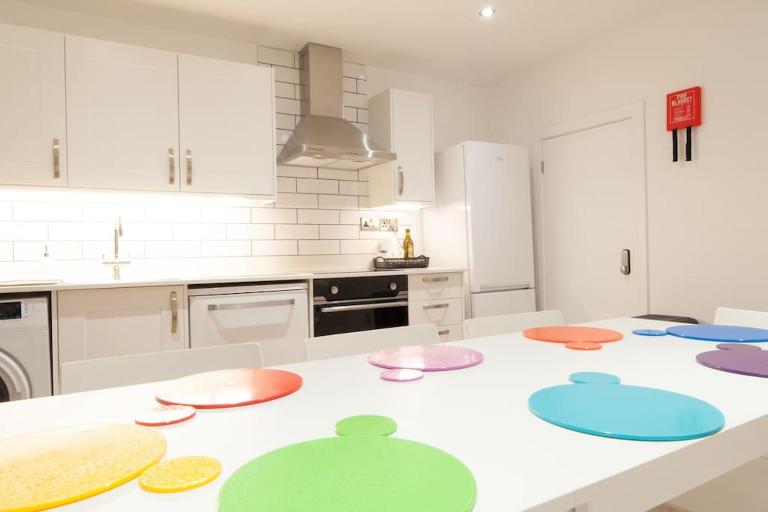 The Spitfire - Renovated 3-bed house in Cheltenham, SLEEPS 8 - Bed and Breakfast Cheltenham