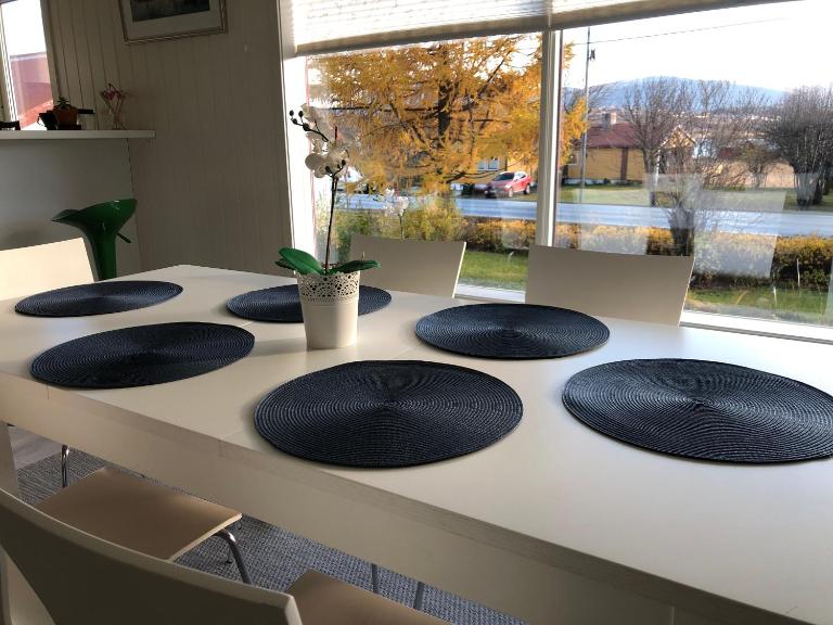Spacious house in Tromsø, perfect for groups of families, tourists or workers - B&B Tromsø