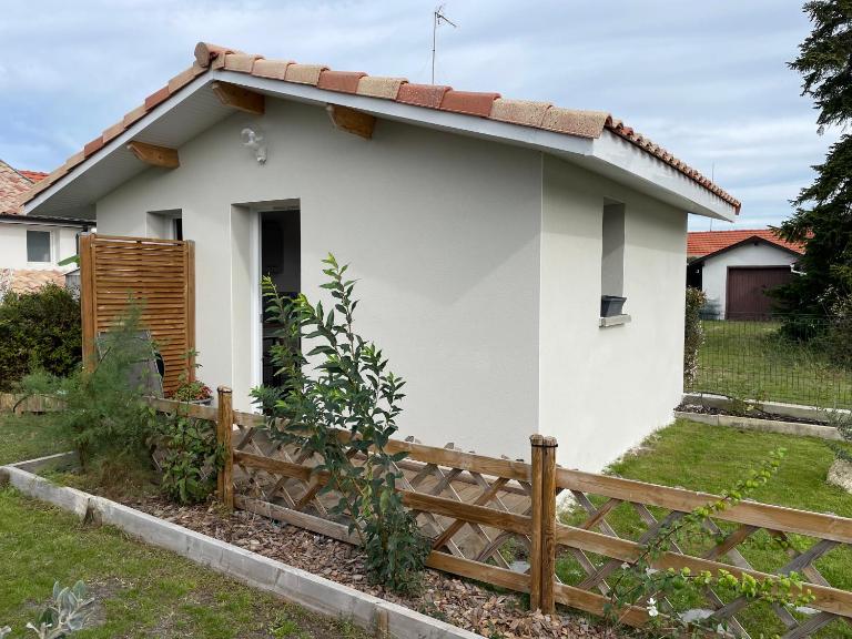 joli studio neuf tout equipé, wifi - Chambres d'hôtes Biganos