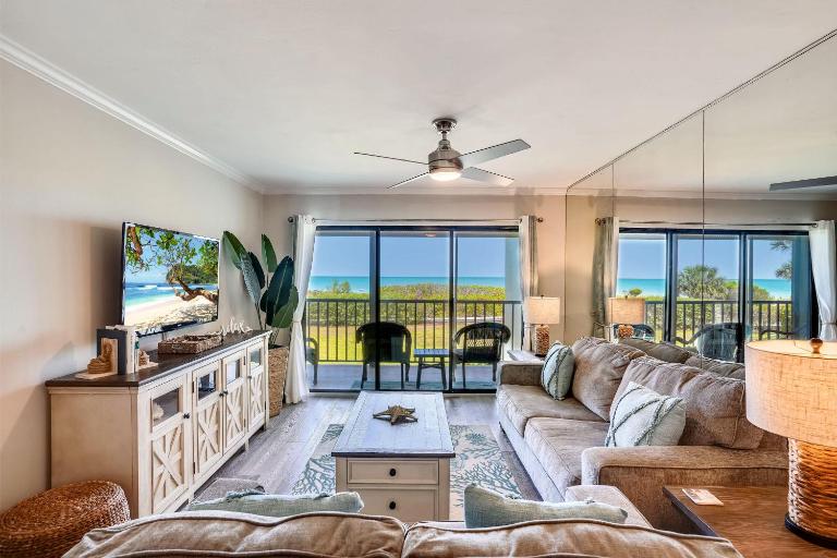 Land's End 10-203 Beach Front - Premier - B&B St. Pete Beach