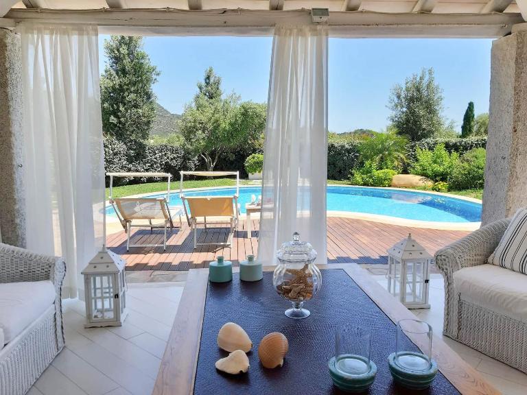 Villa Bougainvillea con piscina e giardino privato a pochi passi dal mare - Chambres d'hôtes Castiadas