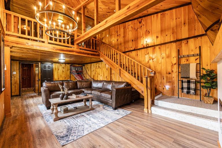 Fun cabin with hot tub, pool table & fire pit - BIG BLUE - B&B Bryson City