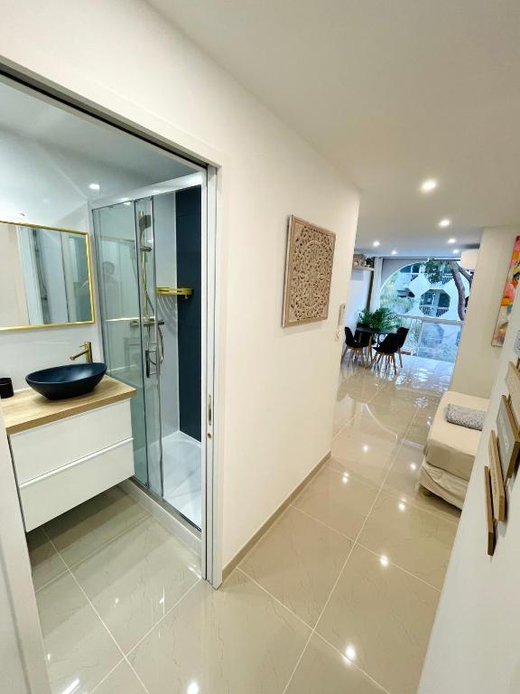 Grand studio en centre ville et à 50 mètres du port, climatisé - B&B La Grande-Motte