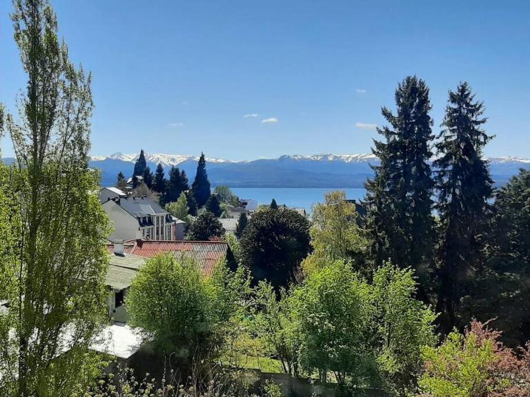 Hermoso departamento con vista al lago y cochera - Bed and Breakfast Bariloche