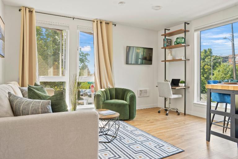 NEW Bright Capitol Hill Condo, Great Location Views - Bed and Breakfast Seattle