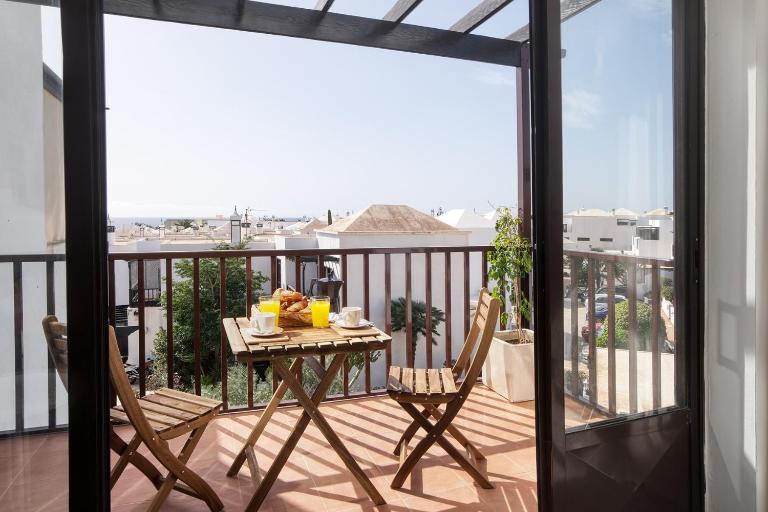 Casa Atlantida-quiet House with balcony and fast wifi - Chambres d'hôtes Costa Teguise