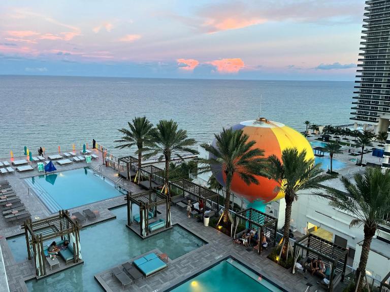 Modern Beachfront Condo with Stunning Ocean View - Ferienwohnung Hollywood