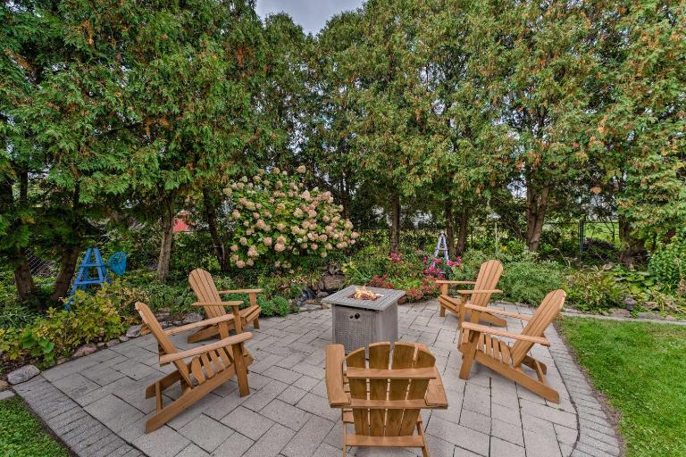 Airy Cottage Close to Rock Lake w/ Fire Pit! - B&B Lake Mills