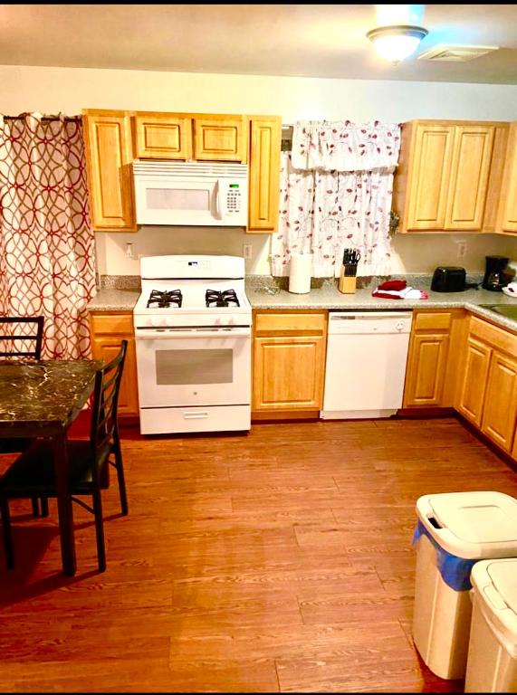 Large 3-Bedrooms/2-Bath Apt, One Block to Train - B&B Brooklyn