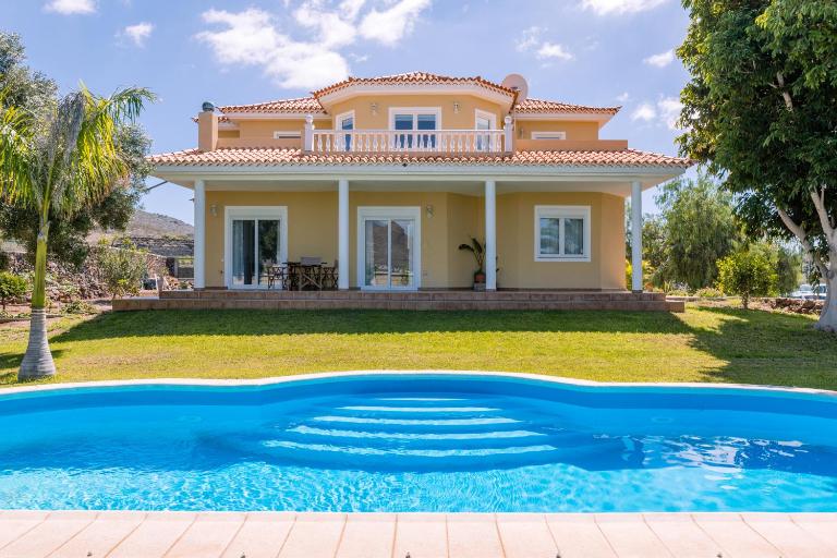 Modern Villa with private pool and mountain views - Chambres d'hôtes Arona