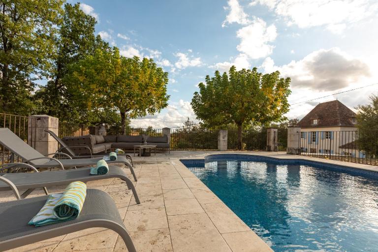 Roques Cottage - Spacieuse maison pierre avec piscine chauffée, cuisine d'été, pétanque, ping-pong et jeux enfants - 10 min de Vic - Bed and Breakfast Roques