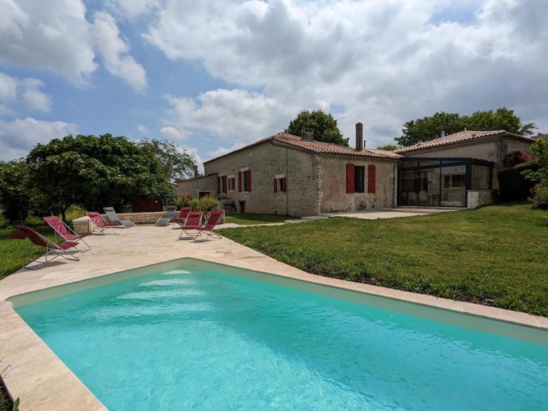 Maison spacieuse avec piscine chauffée, jardin clos, terrasses, cheminée, et équipements bébé inclus. - FR-1-653-183 - B&B Péreuil