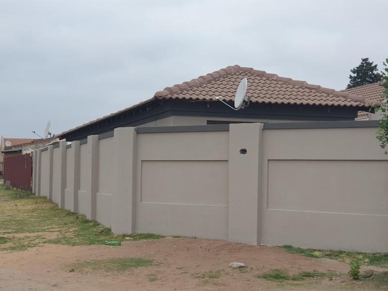 Zondile's guest lodge - Bed and Breakfast eMbalenhle