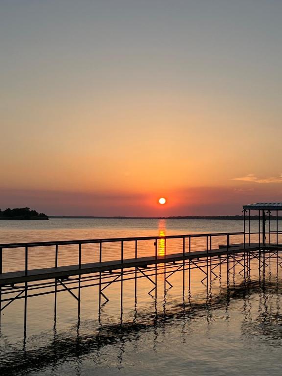 Beautiful lakefront house in private woods - B&B Hawk Cove