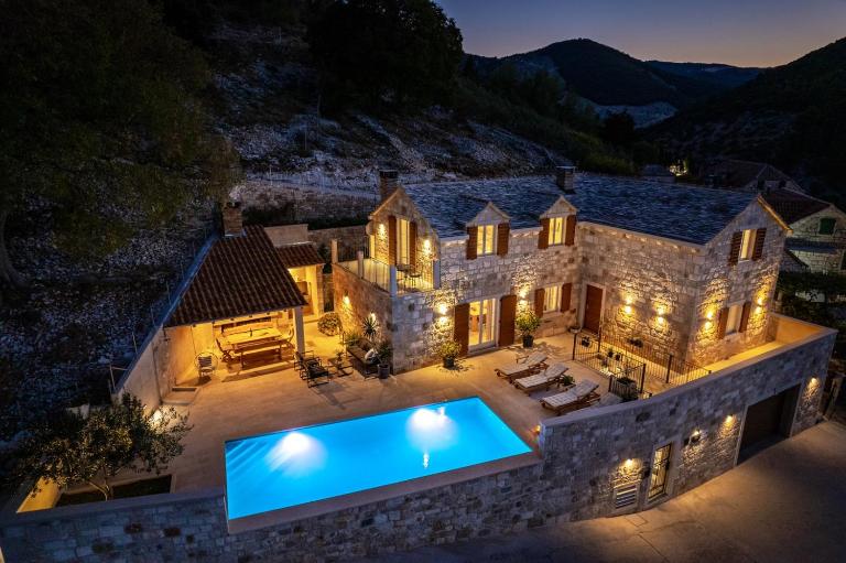 Villa Ani! Traditional and luxurious 4-bedroom villa with heated pool and sea views - Chambres d'hôtes Postira