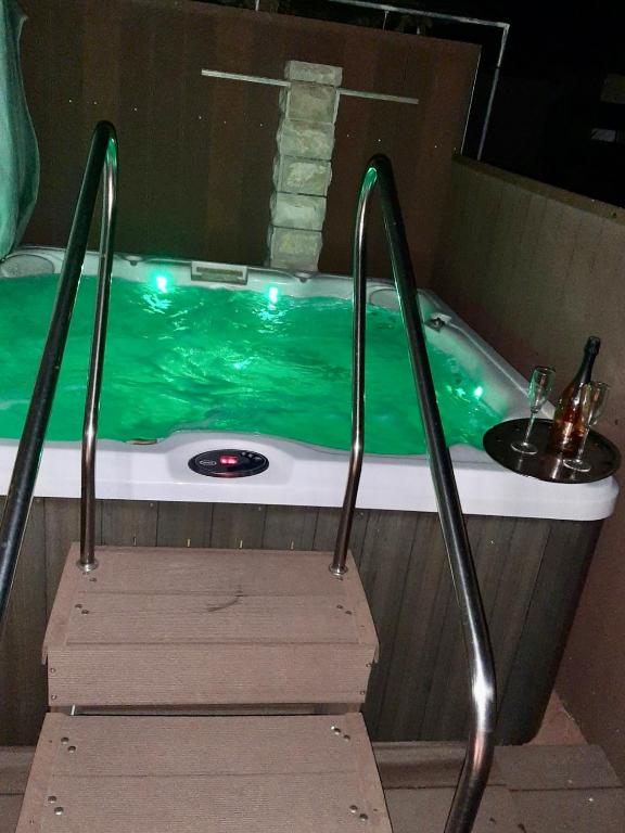 Apartments Pine & Oak with shared seasonal hot tub - B&B Privlaka
