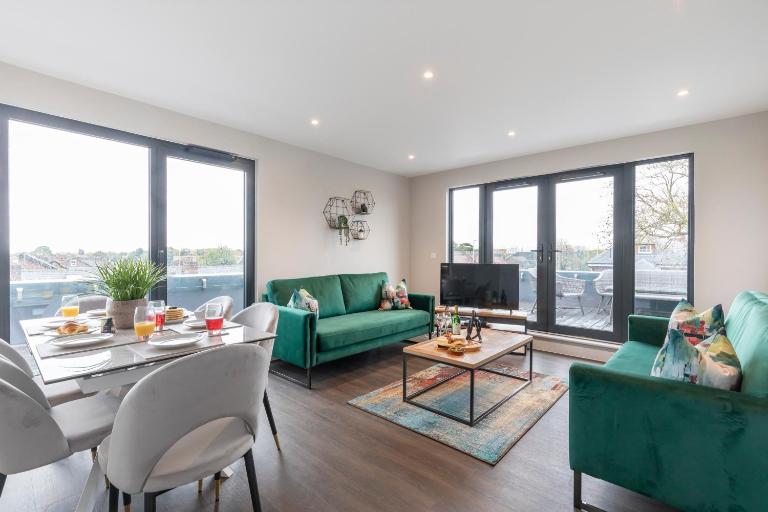 Elliot Oliver - Stunning Three Bedroom Penthouse With Large Terrace & Parking - Bed and Breakfast Gloucester