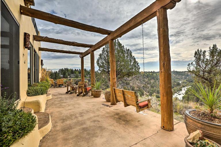 Adobe Home - River & Mtn Views w/ Hot Tub! - B&B Redmond