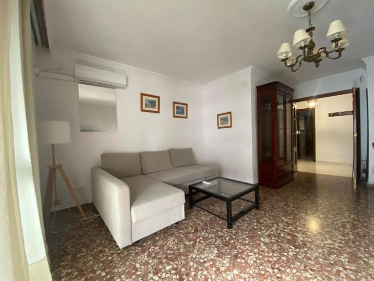 funcional piso 4 dormitorios frente a santa justa - Bed and Breakfast Sevilla