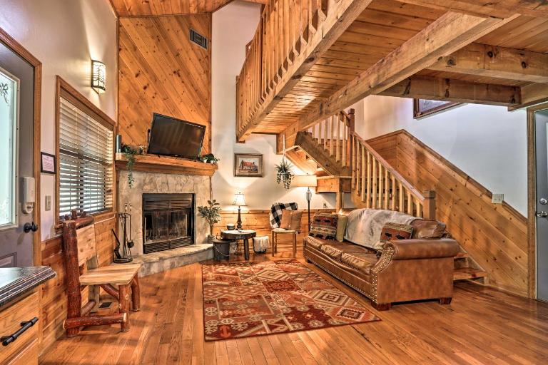 CREEKSIDE Tiny Cabin by Pigeon Forge - Bed and Breakfast Sevierville
