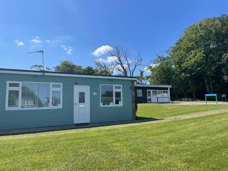 Idyllic Entire Chalet in Bideford Bay holiday Park near Clovelly - Chambres d'hôtes Bideford