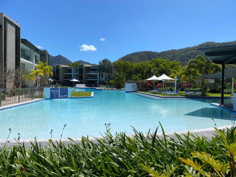 Blue on Blue Deluxe King or Twin room, steps from ferry, amazing pool, wifi - B&B Nillup