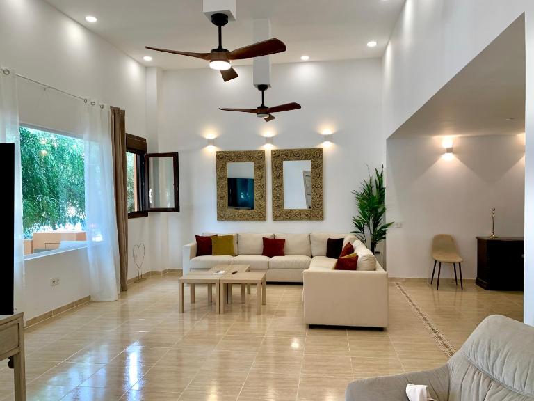 AMPLIA VIVIENDA NEW para12 pers a 4 min caminando de PLAYA con Terraza, Piscina Com, Wifi, Ventiladores de techo, Lavavajillas - B&B Roquetas de Mar