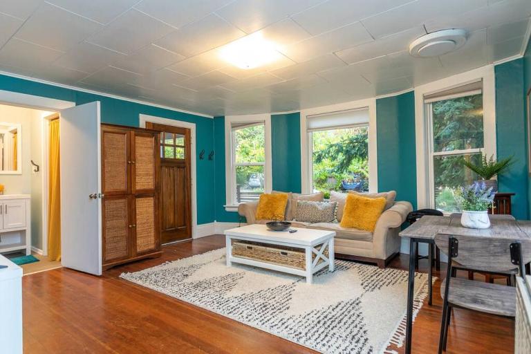 Large funky 2 or 3 bedroom unit in prime location - B&B Seattle