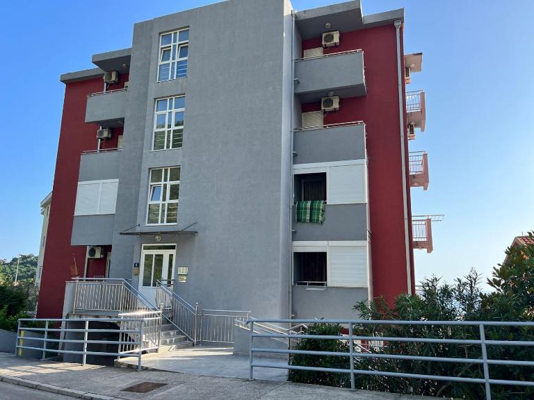 Просторная квартира в Петровце с видом на море - Chambres d'hôtes Petrovac na Moru