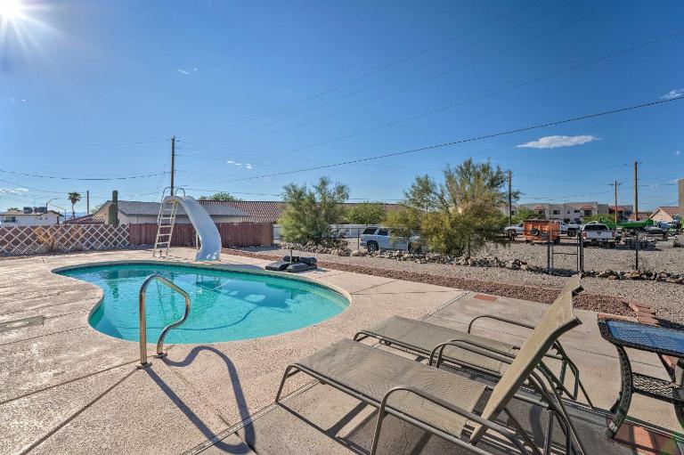 Pool & boat parking 1 mi to lake - B&B Lake Havasu City