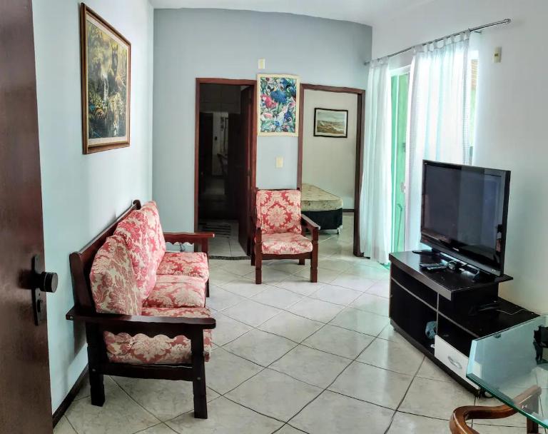 Apto 2 quartos com AR Cond, prédio frente p/ praia - B&B Cabo Frío