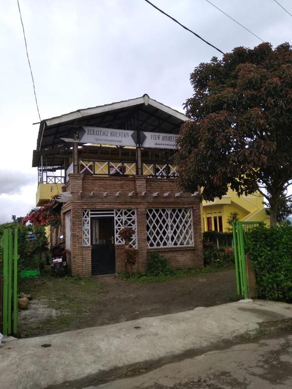 Berastagi Mountain View Homestay & Pizzeria - Bed and Breakfast Berastagi