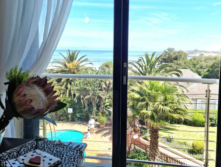 Apartment18Lifestyle Gordons Bay Beachfront - Chambres d'hôtes Gordon’s Bay