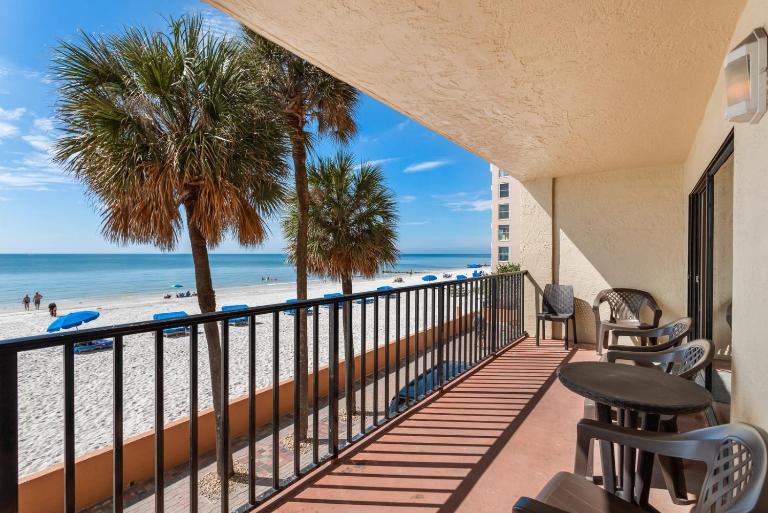 Direct Beachfront Value - 3b 2b - Las Brisas #104 - Bed and Breakfast St. Pete Beach