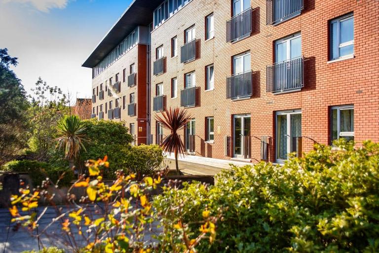 Fabulous Modern Luxury Apartment Sleeps 6- Parking - Bed and Breakfast Belfast