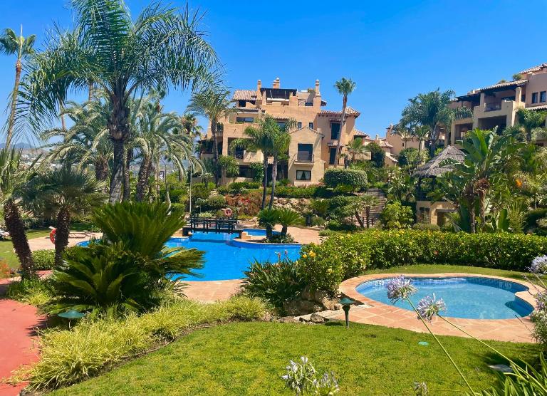 Apartment next to the El Campanario, Atalaya Golf - Bed and Breakfast Estepona