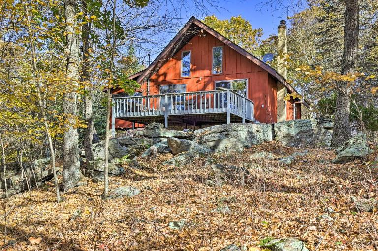 Deck + Forest Views: Secluded Cresco Cabin! - Chambres d'hôtes Cresco