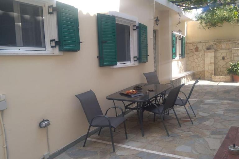 Detached house with a lovely yard 5' walk from Metro Station Agios Dimitrios and METRO MALL - Bed and Breakfast Athene