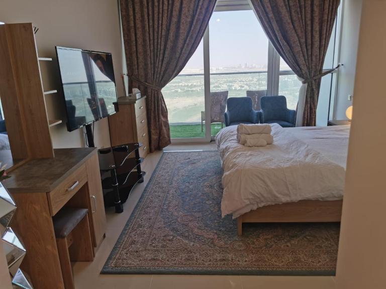 Gharfar-2 Heaven Escape-Golf view-high floor-Netflix-GYM-Pool-perfect staycation - Bed and Breakfast Dubai