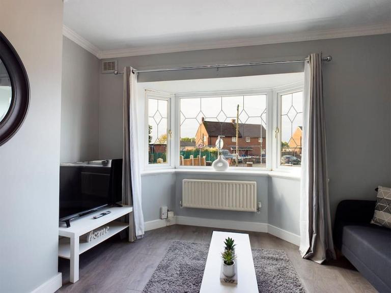 Stunning Family Home with Comfortable Surroundings by Our Home Short Stays ideally situated within Greater Manchester - B&B Hindley