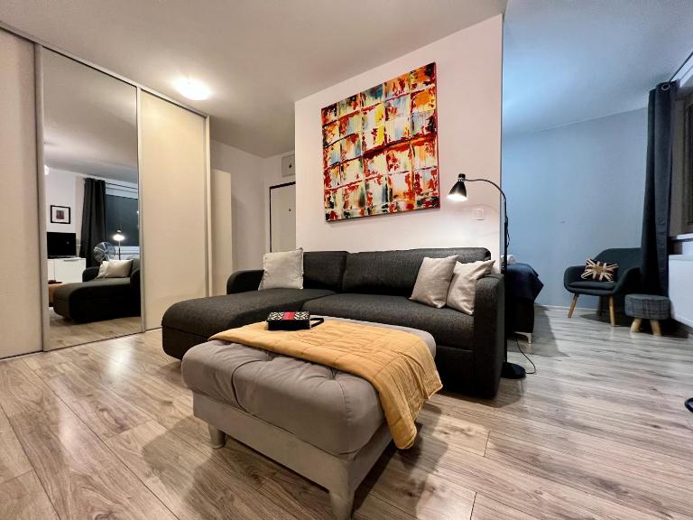 BL - The Apartment Lenka, 24hr Self Check-in, Free Private Parking, Balcony with Mountain View, 5 minute walk to City Center - B&B Banská Bystrica