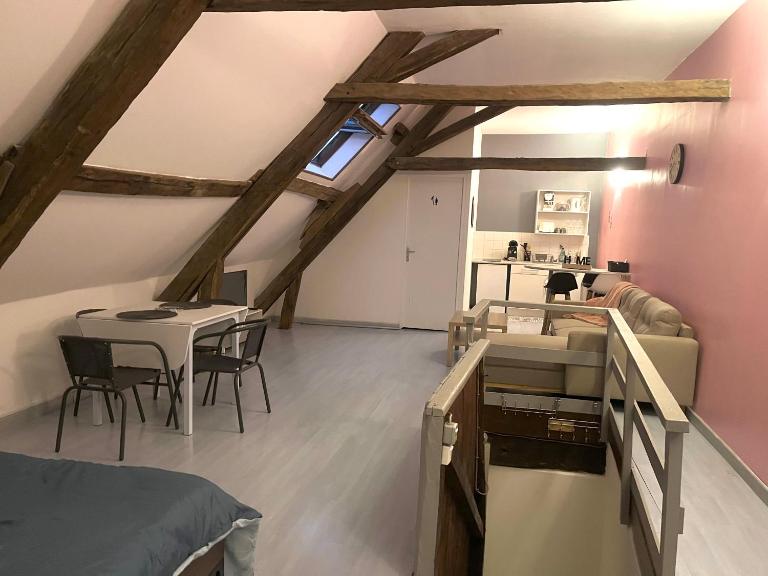 Chablis: grand studio en plein centre ville - B&B Chablis