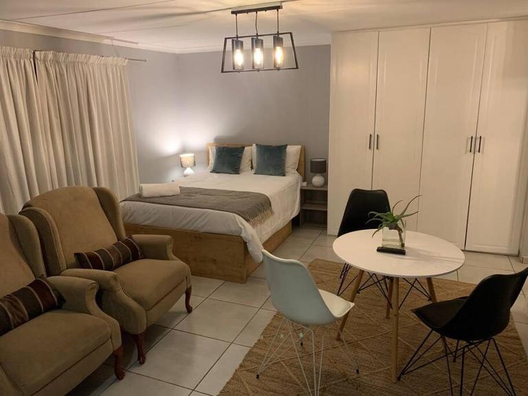 Modern 1 bedroom flat with uninterrupted wifi - Chambres d'hôtes Johannesbourg