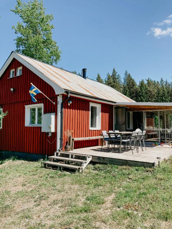 Luxurious red cottage with wood stove near lake - B&B Nye